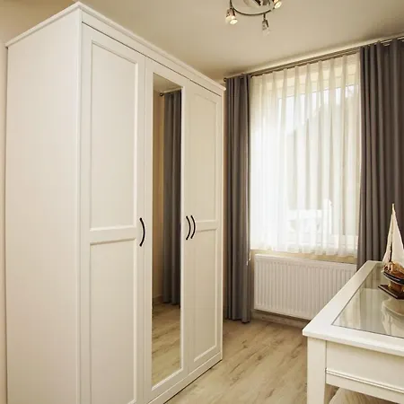 Apartment Ruhig Und Idyllische Lage, Strandnah, Gratis Nutzung Vom Ahoi Erlebnisbad Und Sauna In Sellin- Gutshaus Silvitz 04