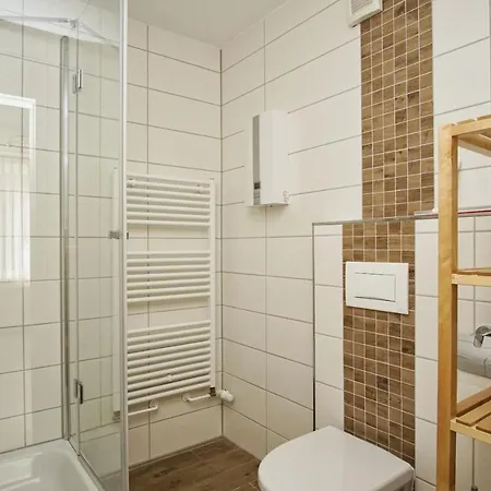 Ruhig Und Idyllische Lage, Strandnah, Gratis Nutzung Vom Ahoi Erlebnisbad Und Sauna In Sellin- Gutshaus Silvitz 04 Apartment