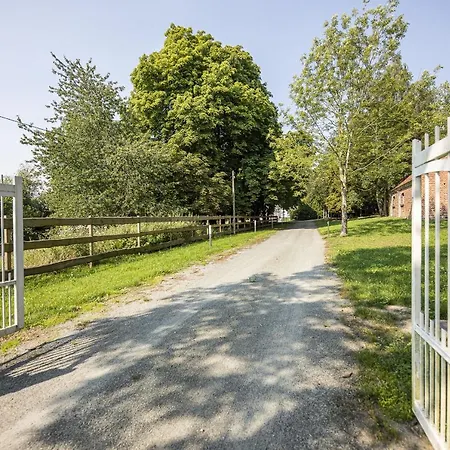 Ruhig Und Idyllische Lage, Strandnah, Gratis Nutzung Vom Ahoi Erlebnisbad Und Sauna In Sellin- Gutshaus Silvitz 04 Apartment Bergen Auf Rugen