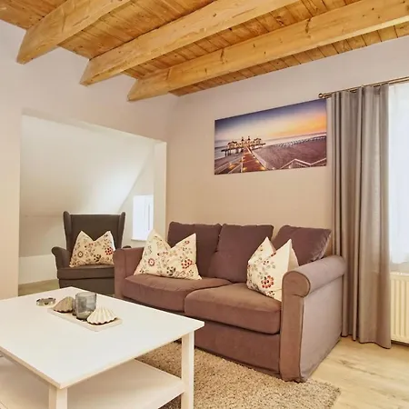 Ruhig Und Idyllische Lage, Strandnah, Gratis Nutzung Vom Ahoi Erlebnisbad Und Sauna In Sellin- Gutshaus Silvitz 04 Bergen Auf Rugen