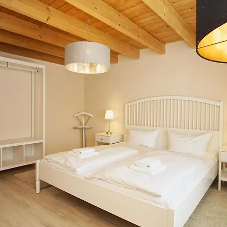 Ruhig Und Idyllische Lage, Strandnah, Gratis Nutzung Vom Ahoi Erlebnisbad Und Sauna In Sellin- Gutshaus Silvitz 04 Apartment Bergen Auf Rugen