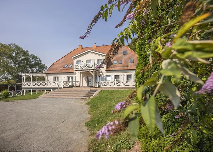 Ruhig Und Idyllische Lage, Strandnah, Gratis Nutzung Vom Ahoi Erlebnisbad Und Sauna In Sellin- Gutshaus Silvitz 04 *