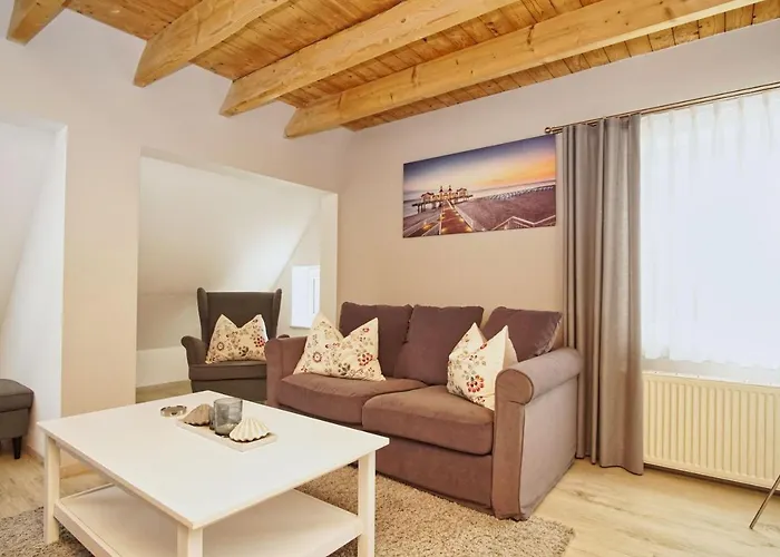 Ruhig Und Idyllische Lage, Strandnah, Gratis Nutzung Vom Ahoi Erlebnisbad Und Sauna In Sellin- Gutshaus Silvitz 04 Bergen Auf Rugen