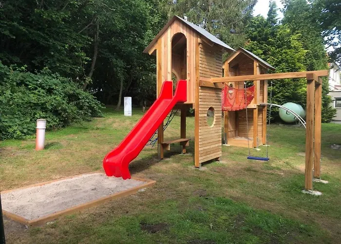 Ruhig Und Idyllische Lage, Strandnah, Gratis Nutzung Vom Ahoi Erlebnisbad Und Sauna In Sellin- Gutshaus Silvitz 04 Bergen Auf Rugen
